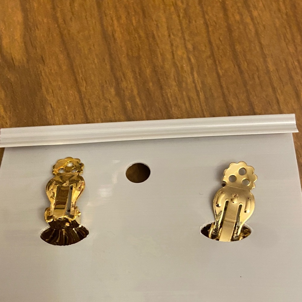 Preppy Gold Hypoallergenic Non-pierced Round Floret Clip-On Earrings. - Picture 2 of 2